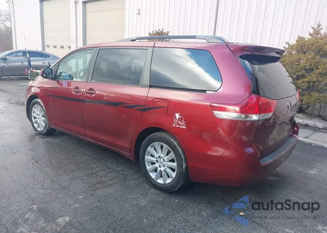 2013 Toyota Sienna Le 7 Passenger z USA, uszkodzony, nr VIN 5TDJK3DC0DS062361